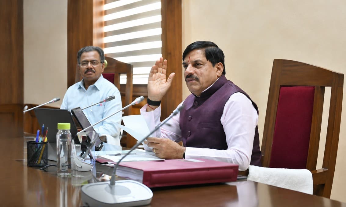 CM का सख्त निर्देश: शिक्षा विभाग में लापरवाही नहीं होगी बर्दाश्त, तुरंत निकालें 10 हजार शिक्षकों की भर्ती