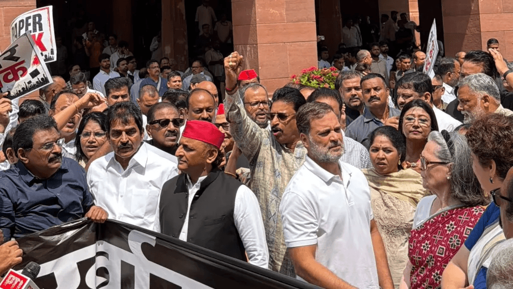 NEET-UG विवाद: सरकार ने बातचीत के लिए बढ़ाया हाथ, छात्र संगठन और विपक्ष शिक्षा मंत्री के इस्तीफे की मांग पर अड़े