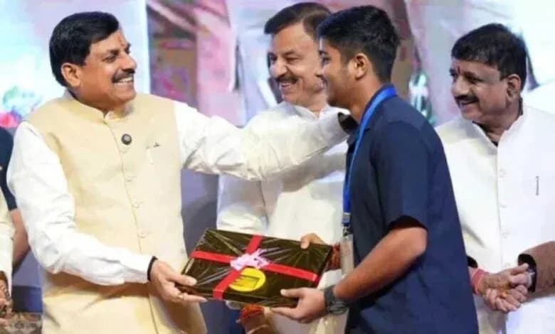 बिना बिचौलियों के सीधे खाते में 25-25 हजार: 1 सितंबर को सुरक्षित डीबीटी से 1.22 लाख छात्रों को लाभ